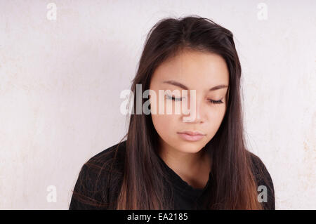 Pleurer young asian woman avec des larmes coulant sur ses joues Banque D'Images