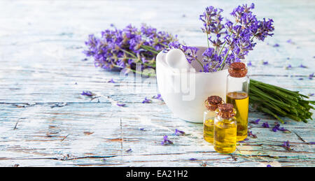 Bouquet de lavande avec de l'huile et du savon sur bois blanc Banque D'Images