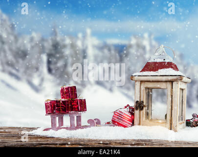 Noël encore la vie à lanterne, de cadeaux et de traîneau. Paysage flou sur l'arrière-plan Banque D'Images