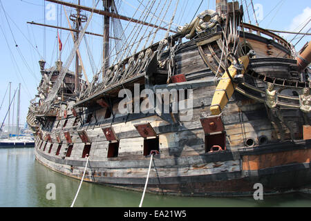 Le Galion 'Neptune', attraction touristique dans le vieux port de Gênes, Italie Banque D'Images