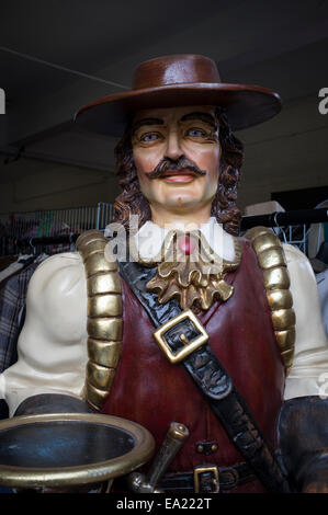 Mannequin de cavalier grandeur nature à l'entrée du magasin secondaire, Royaume-Uni Banque D'Images