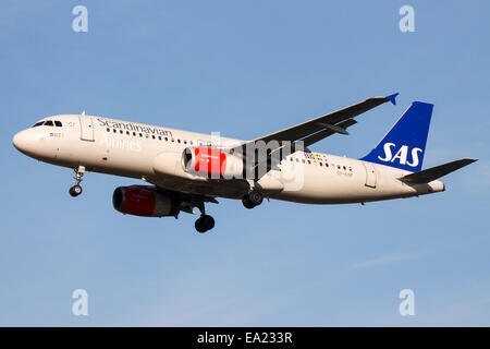 Scandinavian Airlines (SAS) Airbus A320 la piste 27L à l'approche de l'aéroport Heathrow de Londres. Banque D'Images