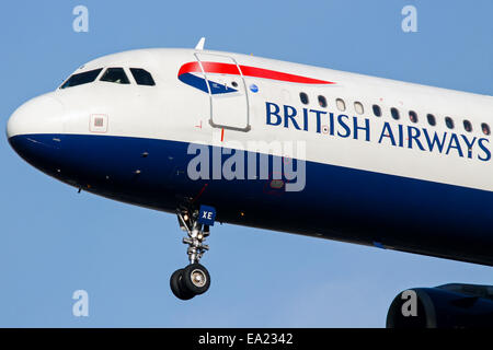 British Airways Airbus A321 la piste 27L à l'approche de l'aéroport Heathrow de Londres. Banque D'Images