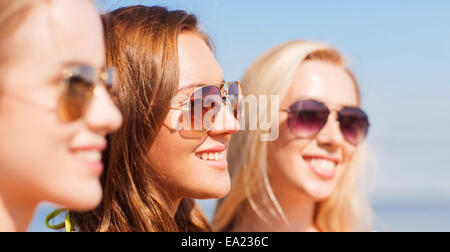 Close up of young women in sunglasses Banque D'Images