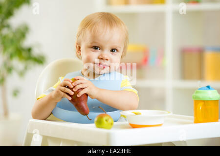 Enfant Bébé garçon enfant manger des fruits Banque D'Images