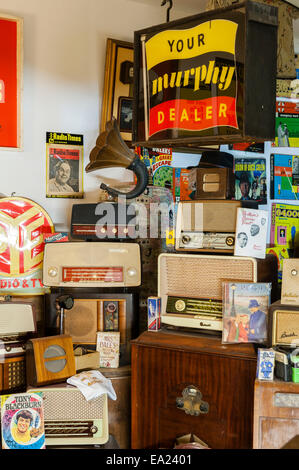 The Land of Lost Content , un musée de la culture populaire britannique 20c, Craven Arms, Shropshire, Royaume-Uni. Souvenirs radio vintage (sans fil) Banque D'Images