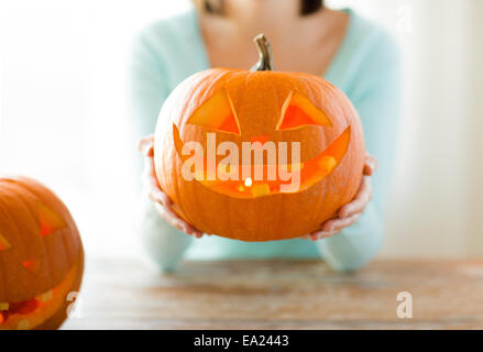 Close up of woman with Pumpkins at home Banque D'Images