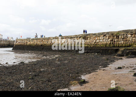 Whitby Harbour à la jetée Est au mur, North Yorkshire, Angleterre Banque D'Images