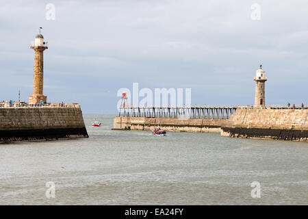 Whitby Harbour en regardant vers l'Est et l'ouest des jetées, North Yorkshire, Angleterre Banque D'Images