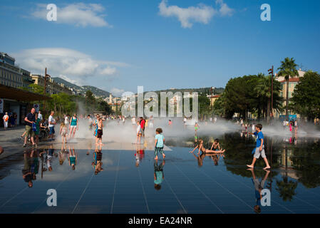 Miroir d'eau (eau miroir) sur la Promenade du Paillon en Place Massena dans la ville de Nice dans le sud de la France. Banque D'Images