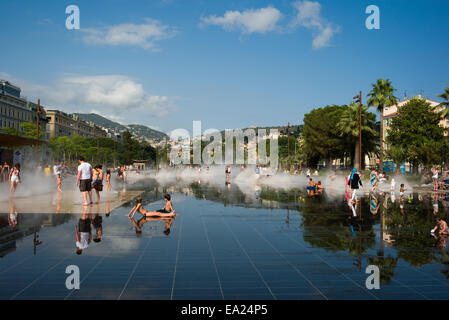 Miroir d'eau (eau miroir) sur la Promenade du Paillon en Place Massena dans la ville de Nice dans le sud de la France. Banque D'Images