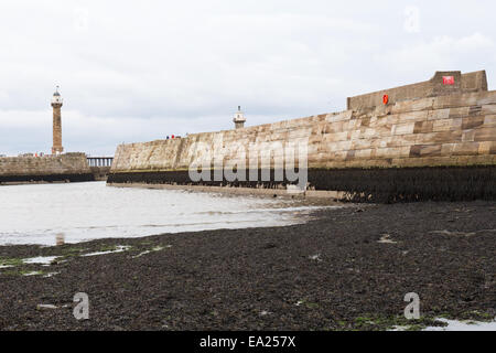 Whitby Harbour à la jetée est mur, North Yorkshire, Angleterre Banque D'Images