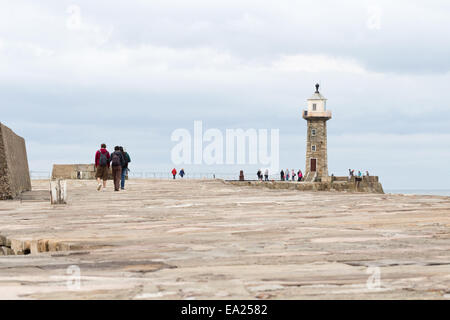 Whitby Harbour et West Pier, North Yorkshire, Angleterre Banque D'Images