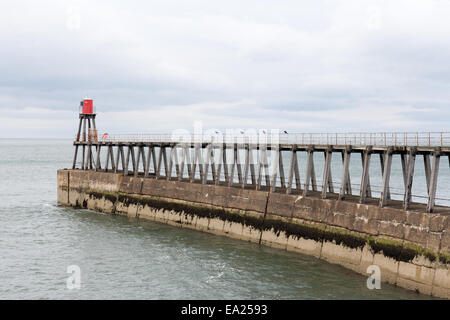 Whitby Harbour en regardant vers la jetée Est, North Yorkshire, Angleterre Banque D'Images