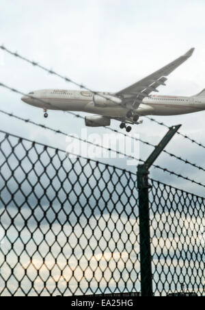 Un avion d'Etihad Airways vole par-dessus la clôture de l'enceinte de l'aéroport de Francfort peu avant le toucher des roues. Banque D'Images