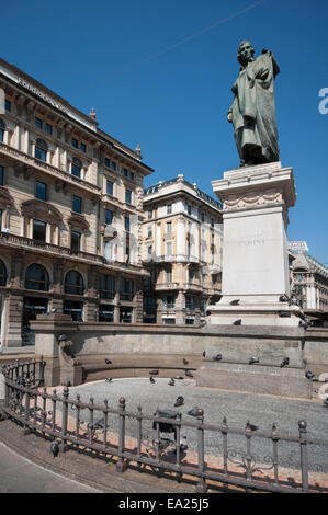 L'Italie, Lombardie, Milan, Giuseppe Parini Monument situé sur Place Cordusio avec Rue Dante Banque D'Images