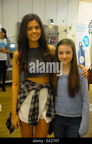 Emily-Victoria Canham, celebrity vlogger, visites de pop up dans les boutiques du centre commercial Bullring comprend : Emily-Victoria (Canham Vlogger célébrité) Où : Birmingham, Royaume-Uni Quand : 03 mai 2014 Banque D'Images