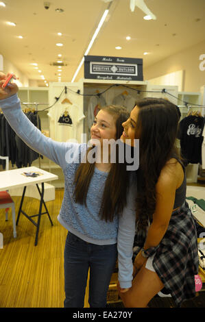 Emily-Victoria Canham, celebrity vlogger, visites de pop up dans les boutiques du centre commercial Bullring comprend : Emily-Victoria (Canham Vlogger célébrité) Où : Birmingham, Royaume-Uni Quand : 03 mai 2014 Banque D'Images