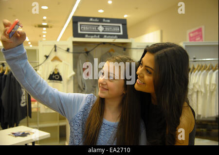 Emily-Victoria Canham, celebrity vlogger, visites de pop up dans les boutiques du centre commercial Bullring comprend : Emily-Victoria (Canham Vlogger célébrité) Où : Birmingham, Royaume-Uni Quand : 03 mai 2014 Banque D'Images