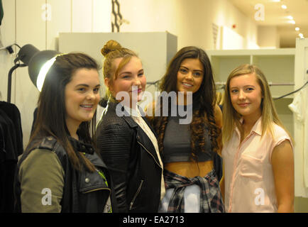 Emily-Victoria Canham, celebrity vlogger, visites de pop up dans les boutiques du centre commercial Bullring comprend : Emily-Victoria (Canham Vlogger célébrité) Où : Birmingham, Royaume-Uni Quand : 03 mai 2014 Banque D'Images