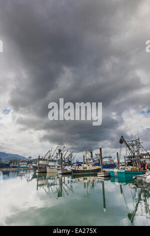 Cordova petit bateau port, Prince William Sound, Southcentral Alaska, USA. Banque D'Images