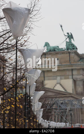 Berlin, Allemagne. 05Th Nov, 2014. Balloon des marqueurs à la porte de Brandebourg à Berlin, Allemagne, 05 novembre 2014. Pour la frontière de l'installation des feux à partir 07 novembre 2014, autour de 8 000 ballons blanc lumineux, placés le long d'un tronçon de 15 km de l'ancien mur de Berlin, commémorera la division de la ville. Dpa : Crédit photo alliance/Alamy Live News Banque D'Images