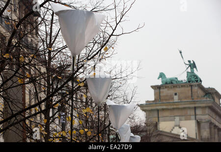 Berlin, Allemagne. 05Th Nov, 2014. Balloon des marqueurs à la porte de Brandebourg à Berlin, Allemagne, 05 novembre 2014. Pour la frontière de l'installation des feux à partir 07 novembre 2014, autour de 8 000 ballons blanc lumineux, placés le long d'un tronçon de 15 km de l'ancien mur de Berlin, commémorera la division de la ville. Dpa : Crédit photo alliance/Alamy Live News Banque D'Images