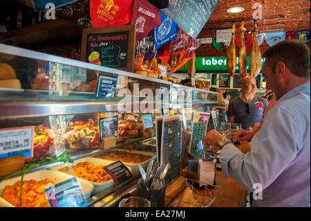 Des tapas sur afficher dans les vitrines du restaurant à tapas 'Cava Aragonesa" dans la vieille ville de Benidorm sur la Costa Blanca, Alican Banque D'Images
