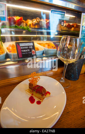 Des tapas sur afficher dans les vitrines du restaurant à tapas 'Cava Aragonesa" dans la vieille ville de Benidorm sur la Costa Blanca, Alican Banque D'Images