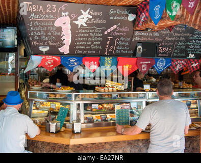Des tapas sur afficher dans les vitrines du restaurant à tapas 'Cava Aragonesa" dans la vieille ville de Benidorm sur la Costa Blanca, Alican Banque D'Images