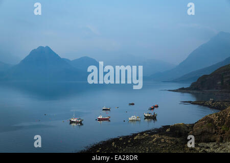 Bateaux de pêche dans la brume sur le Loch Scavaig avec les Cuillin Hills dans l'arrière-plan, Elgol, île de Skye, Écosse Banque D'Images