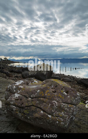 Rochers sur le rivage à Milton, Jette avec l'île de Raasay en arrière-plan, de l'Écosse Banque D'Images