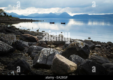 Rochers sur le rivage à Milton, Jette avec l'île de Raasay en arrière-plan, de l'Écosse Banque D'Images