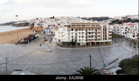 La Ville d'Albufeira au petit matin. Algarve. Le sud du Portugal. Banque D'Images