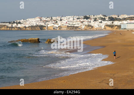 La Ville d'Albufeira au coucher du soleil. Algarve. Le sud du Portugal. Banque D'Images