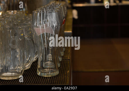 Close up divers transparent vide élégante sur la table verres de boissons au bar. Banque D'Images