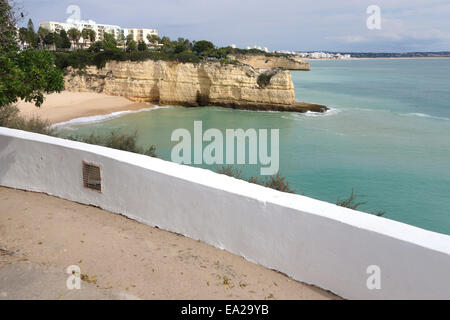 Plage de chapelle de Nossa Senhora da Rocha à Armação de Pêra. Algarve, Portugal. Banque D'Images