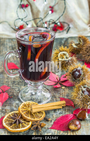 Vin chaud et d'épices sur fond de bois Banque D'Images