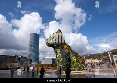 Chiot par Jeff Koons en face de l'entrée principale du Musée Guggenheim Bilbao. Conçu par l'architecte Frank Gehry, canado-américaines Banque D'Images