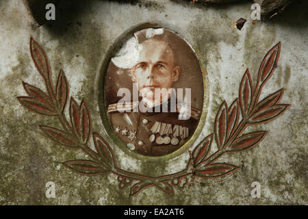 Photo cassé à la tombe de l'officier de l'armée soviétique Ivan Schelkov au cimetière de garnison soviétique à Dresde, Saxe, Allemagne. Banque D'Images