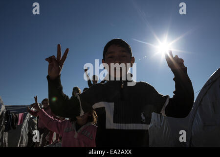 Suruc, Turquie. 05Th Nov, 2014. Les enfants kurdes syriens que la victoire dans un camp de réfugiés dans la ville de Suruc Turkey-Syria près de la frontière le 5 novembre 2014. Credit : Konstantinos Tsakalidis/Alamy Live News Banque D'Images