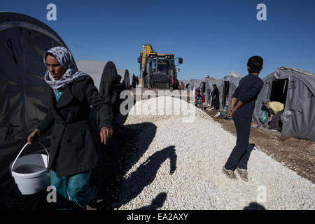 Suruc, Turquie. 05Th Nov, 2014. Les réfugiés Kurdes de Syrie Kobane domaine dans un camp de réfugiés dans la ville de Suruc Turkey-Syria près de la frontière le 5 novembre 2014. Credit : Konstantinos Tsakalidis/Alamy Live News Banque D'Images
