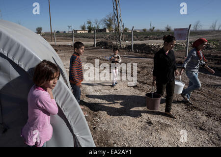 Suruc, Turquie. 05Th Nov, 2014. Les réfugiés Kurdes de Syrie Kobane domaine dans un camp de réfugiés dans la ville de Suruc Turkey-Syria près de la frontière le 5 novembre 2014. Credit : Konstantinos Tsakalidis/Alamy Live News Banque D'Images