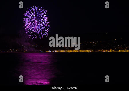 Ynyslas, Pays de Galles, Royaume-Uni. 5 novembre, 2014. L'artifice de l'Aberdovey (Aberdyfi) feu de nuit des festivités se reflète dans l'estuaire du Dyfi, vu de l'Ynyslas réserve naturelle. Credit : atgof.co/Alamy Live News Banque D'Images