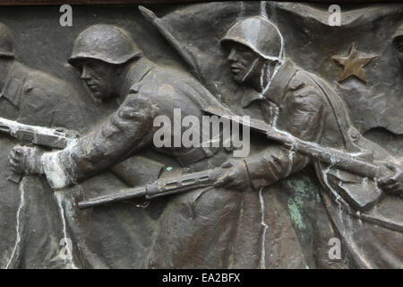 Monument aux soldats soviétiques tombés dans la seconde guerre mondiale par le sculpteur allemand Otto Rost à Olbrichtplatz à Dresde, Saxe, Allemagne. Banque D'Images