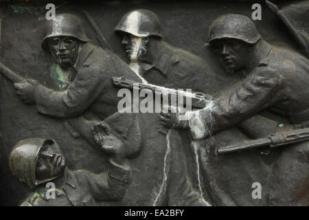 Monument aux soldats soviétiques tombés dans la seconde guerre mondiale par le sculpteur allemand Otto Rost à Olbrichtplatz à Dresde, Saxe, Allemagne. Banque D'Images