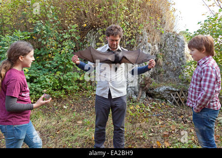 Les enfants de regarder l'homme avec flying fox au bat centre 'Pagan Hellebaard', Bad Segeberg, Schleswig-Holstein, Allemagne Banque D'Images