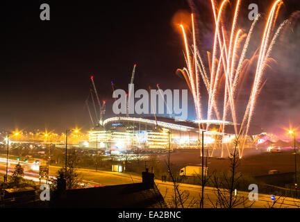 Etihad Stadium et feu d'artifice avant le match de la Ligue des Champions la nuit, Manchester City contre le CSKA Moscou. Banque D'Images