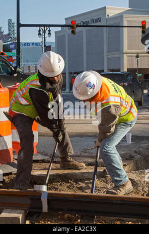 Detroit, Michigan - Travailleurs installer rails pour 3,3 milles M1 projet ferroviaire. Banque D'Images