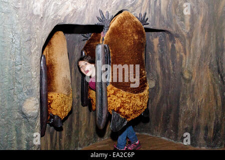 Jeune fille au bat centre 'Pagan Hellebaard', Bad Segeberg, Schleswig-Holstein, Allemagne Banque D'Images